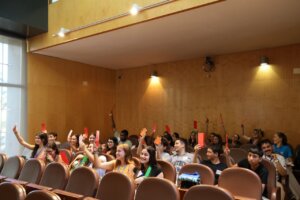 jovenes-participando-en-la-actividad-politica-catarroja