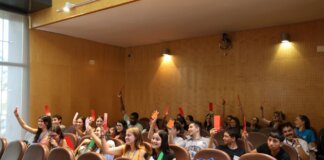 jovenes-participando-en-la-actividad-politica-catarroja