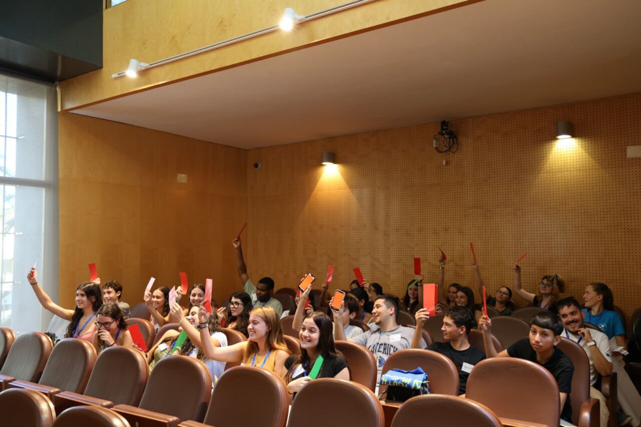 jovenes-participando-en-la-actividad-politica-catarroja