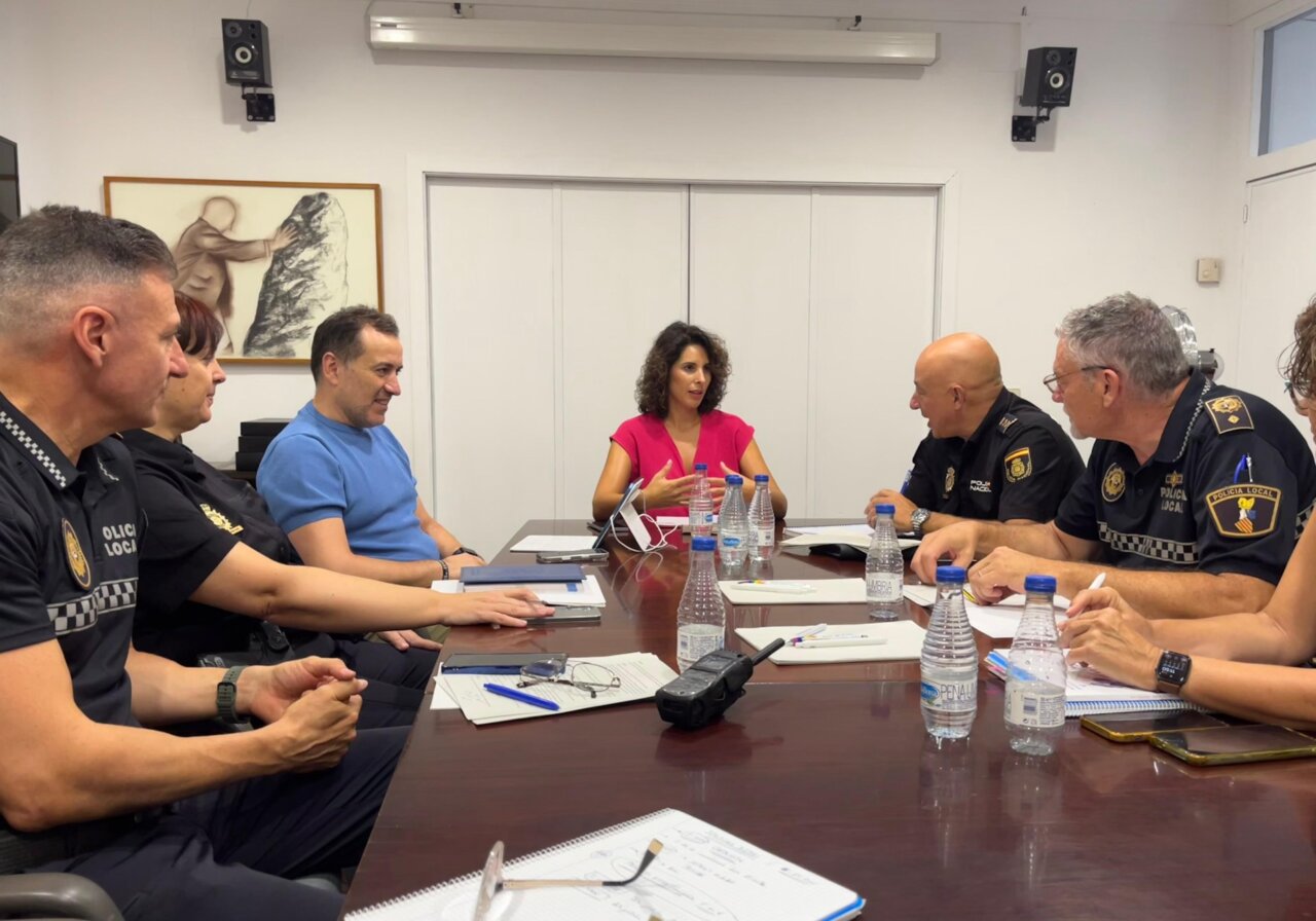 la-alcaldesa-cristina-mora-en-la-reunion-de-coordinacion-con-los-cuerpos-policiales-para-el-dispositivo-especial-de-fiestas-2025