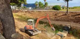 Excavadora trabajando en la limpieza del barranco de Picassent en Beniparrell