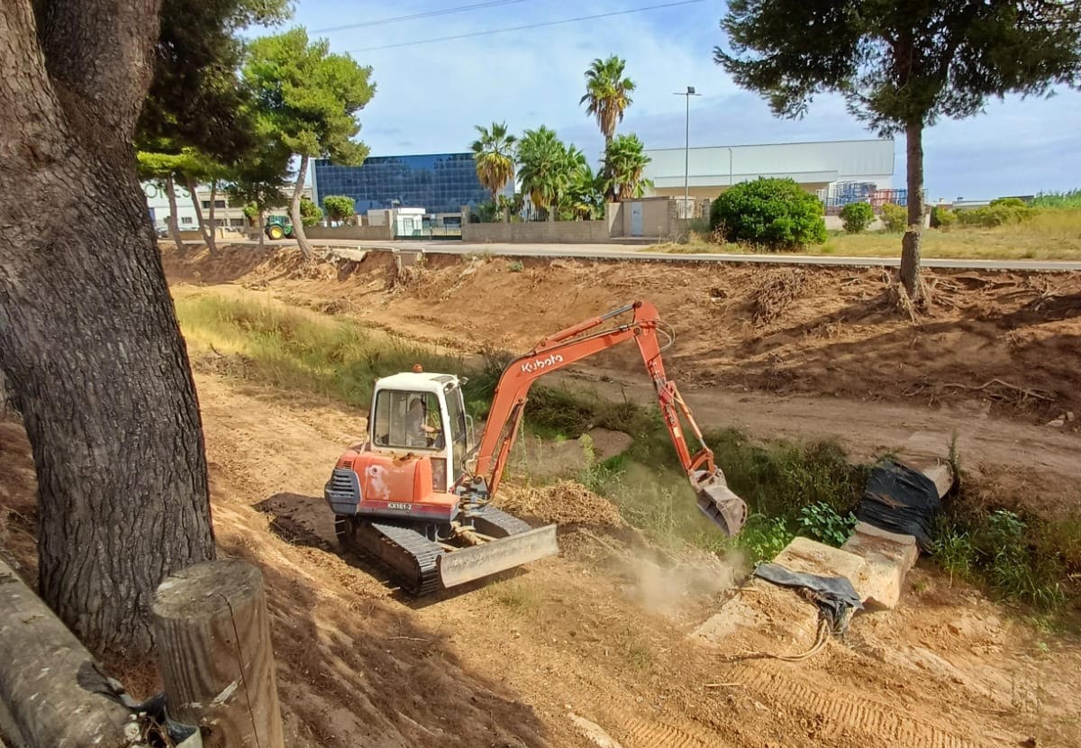 Excavadora trabajando en la limpieza del barranco de Picassent en Beniparrell