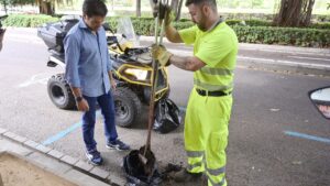 Trabajadores limpiando un embornal en Valencia durante la campaña de mantenimiento
