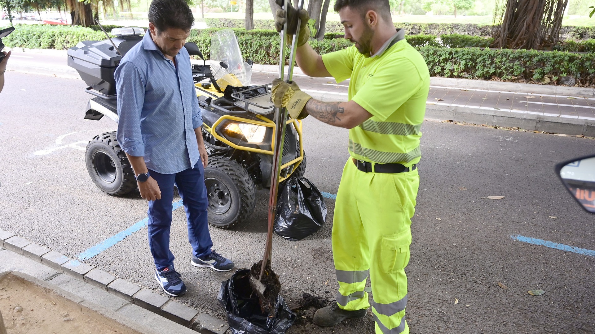 Trabajadores limpiando un embornal en Valencia durante la campaña de mantenimiento