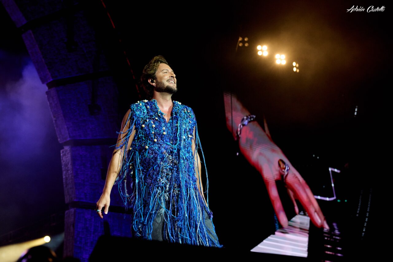 Manuel Carrasco hace rugir al Roig Arena con su 'Tour Salvaje' (Foto: @adriancastellofotografo)