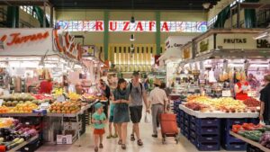 Interior del Mercat de Russafa con puestos de frutas y verduras