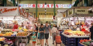 Interior del Mercat de Russafa con puestos de frutas y verduras