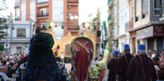 Participantes en la fiesta de Moros y Cristianos en Catarroja
