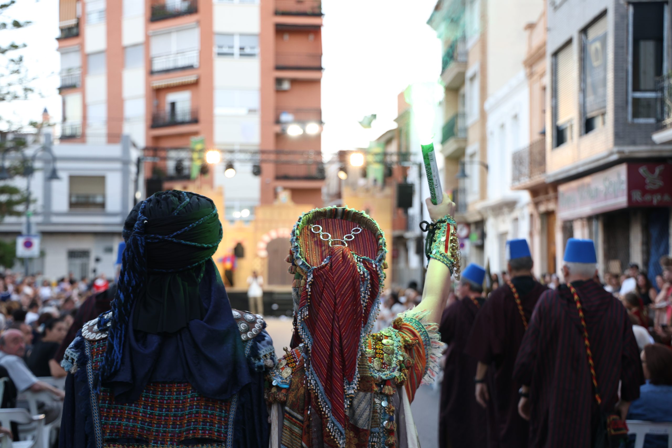 Participantes en la fiesta de Moros y Cristianos en Catarroja