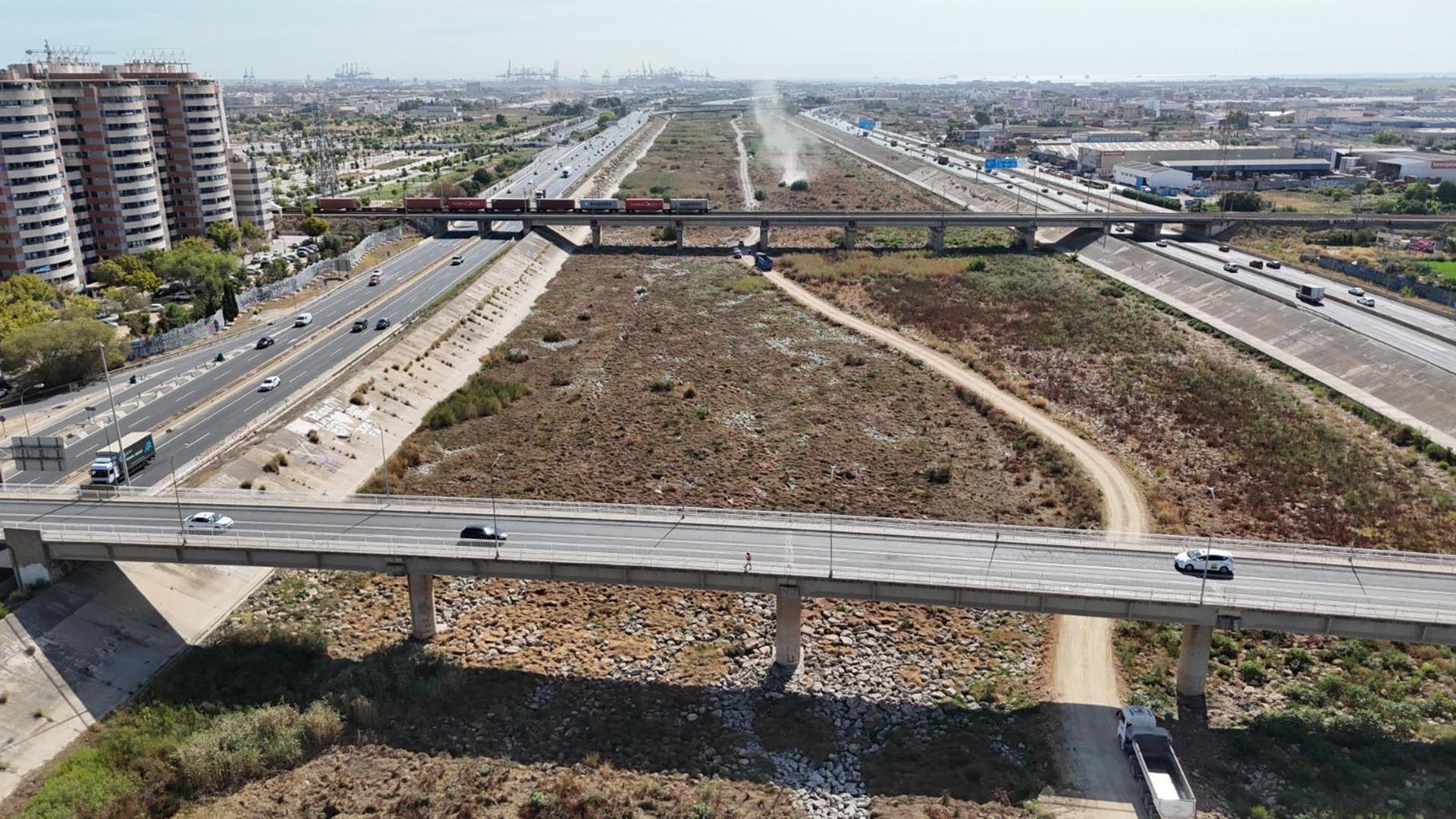 Vista aérea del nuevo lecho del río Turia tras la limpieza de residuos
