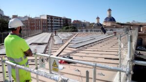 Trabajadores en la cubierta del mercado de Jesús-Patraix en València