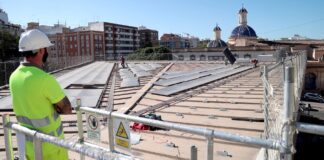 Trabajadores en la cubierta del mercado de Jesús-Patraix en València