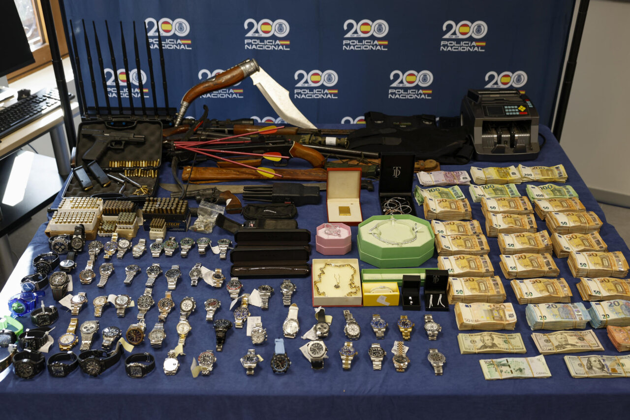 Vista general de la exposición del material incautado en la macrooperación contra el narcotráfico en Valencia. 