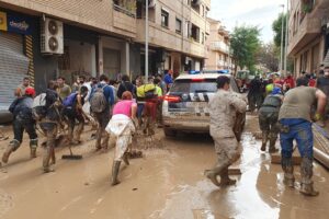 Voluntarios y policías trabajando en la limpieza tras la inundación en Paiporta