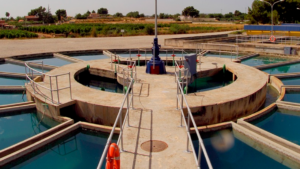 Planta de tratamiento de agua potable en Valencia con depósitos y tuberías visibles.