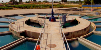 Planta de tratamiento de agua potable en Valencia con depósitos y tuberías visibles.