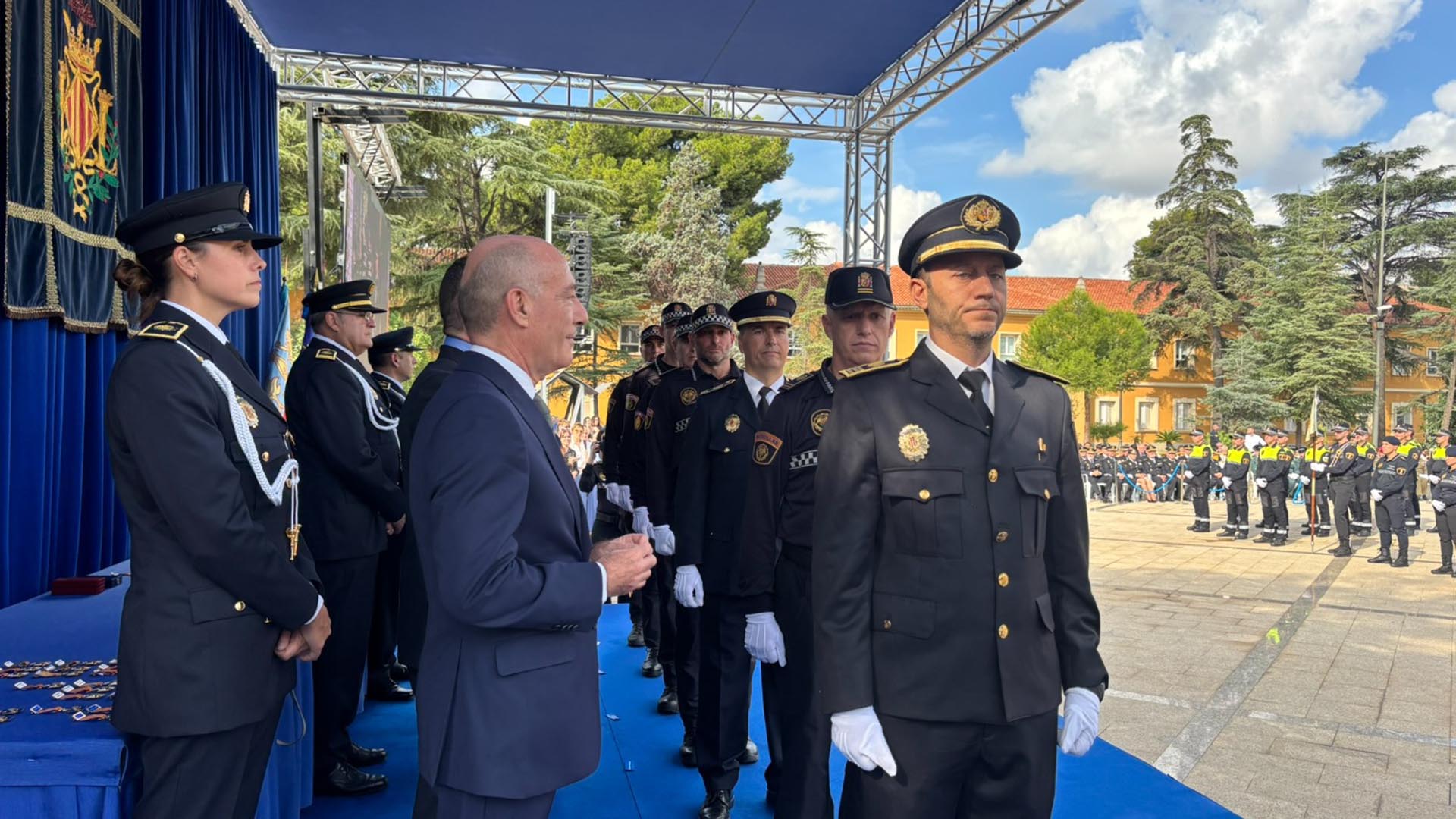 Policías locales en ceremonia con nuevo vestuario de gala en València