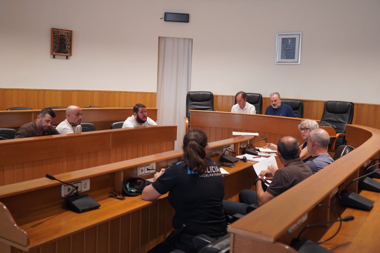 reunion-comite-vuelta-al-cole-en-el-salon-de-plenos-del-ayuntamiento-de-paterna