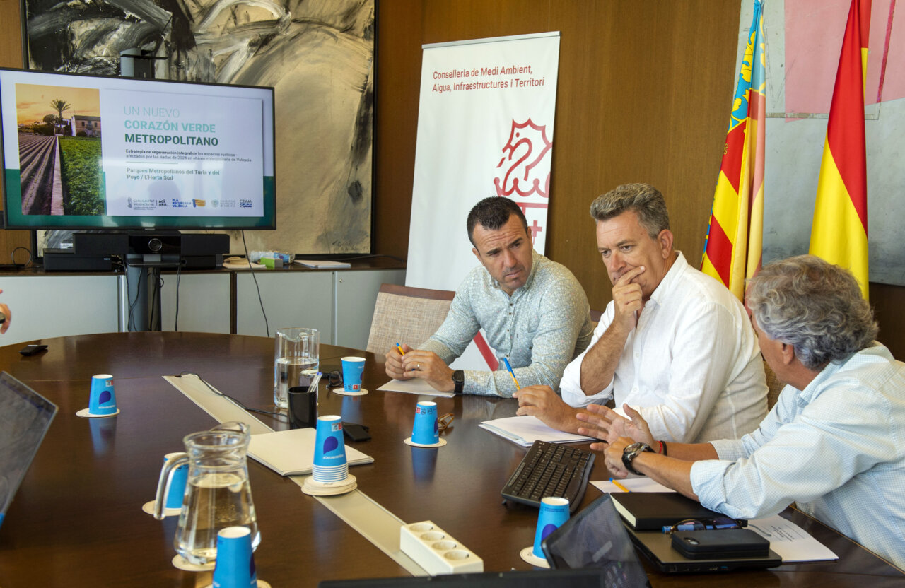 El presidente de la corporación provincial, Vicent Mompó, se reúne con el conseller de Medio Ambiente, Vicente Martínez Mus