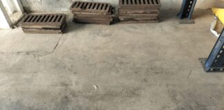 Tapes de claveguera apilades en un espai tancat