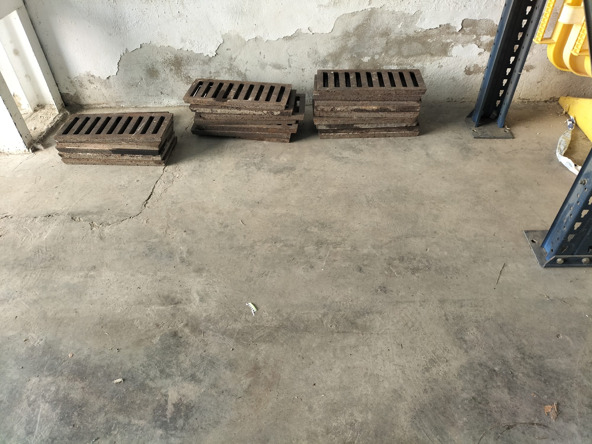 Tapes de claveguera apilades en un espai tancat