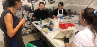 Estudiantes de Bratislava rescatan fotografías afectadas por la DANA en el Museu de l’Horta Sud