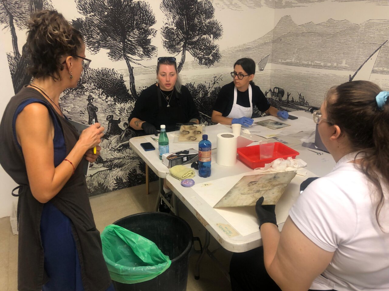 Estudiantes de Bratislava rescatan fotografías afectadas por la DANA en el Museu de l’Horta Sud