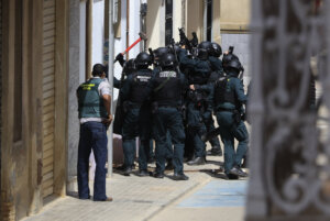 Se entrega en un cuartel de la Guardia Civil un joven implicado en el tiroteo de Alfafar