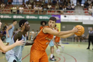 Jugadores de baloncesto compitiendo en el torneo Pascual Chuliá en Torrent