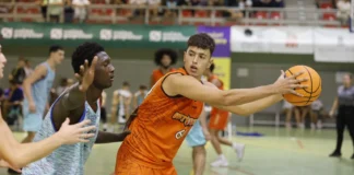 Jugadores de baloncesto compitiendo en el torneo Pascual Chuliá en Torrent