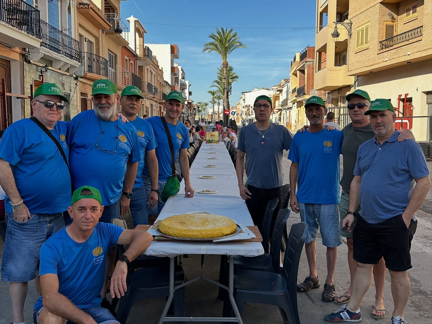 Grupo de personas en Rafelbunyol con una gran tortilla de patatas
