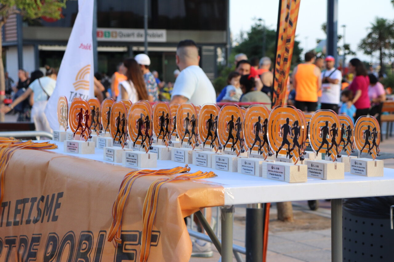trofeos-entregados-a-los-campeones-de-las-diferentes-categorias-carrera-quart-de-poblet trofeos-entregados-a-los-campeones-de-las-diferentes-categorias-carrera-quart-de-poblet