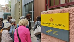 Grupo de personas en la entrada de la Universitat Popular de València