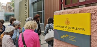 Grupo de personas en la entrada de la Universitat Popular de València