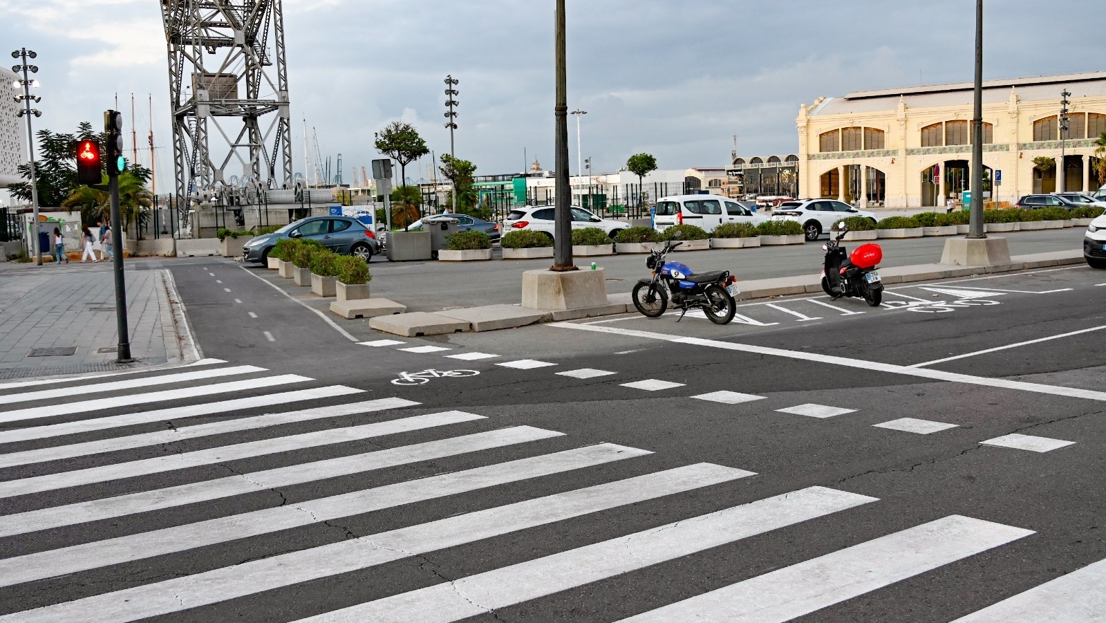 Estacionamiento para motos junto a un paso de peatones en Valencia