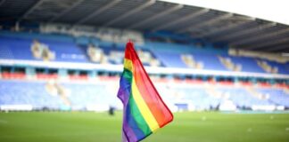 Bandera arcoíris ondeando en un estadio de fútbol vacío