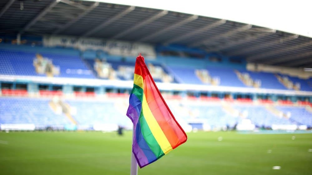 Bandera arcoíris ondeando en un estadio de fútbol vacío
