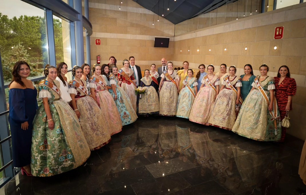 Grupo de falleras y autoridades en la exaltación de Sara Magán como Fallera Mayor Infantil de Torrent 2026