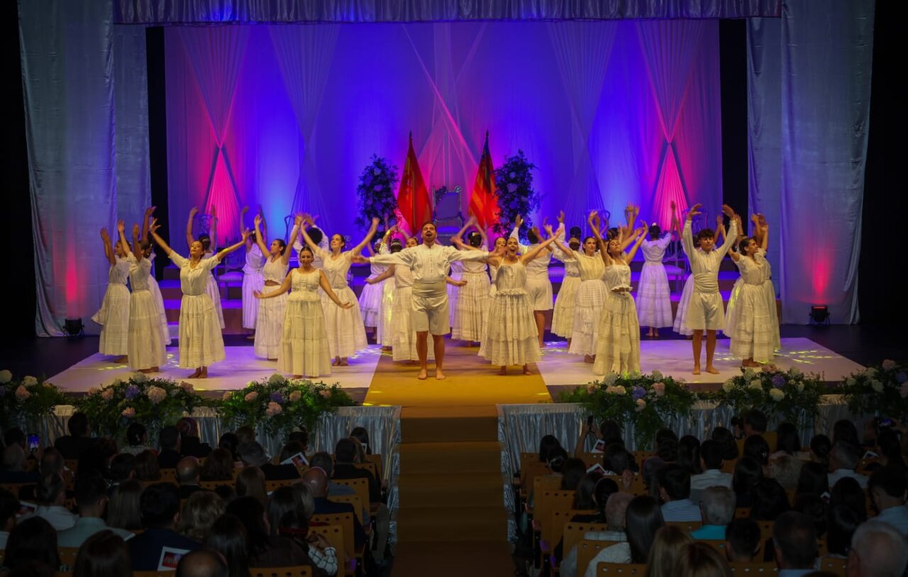 Acto de exaltación de Andrea Adelantado como Fallera Mayor de Torrent 2026 con danza y emoción.