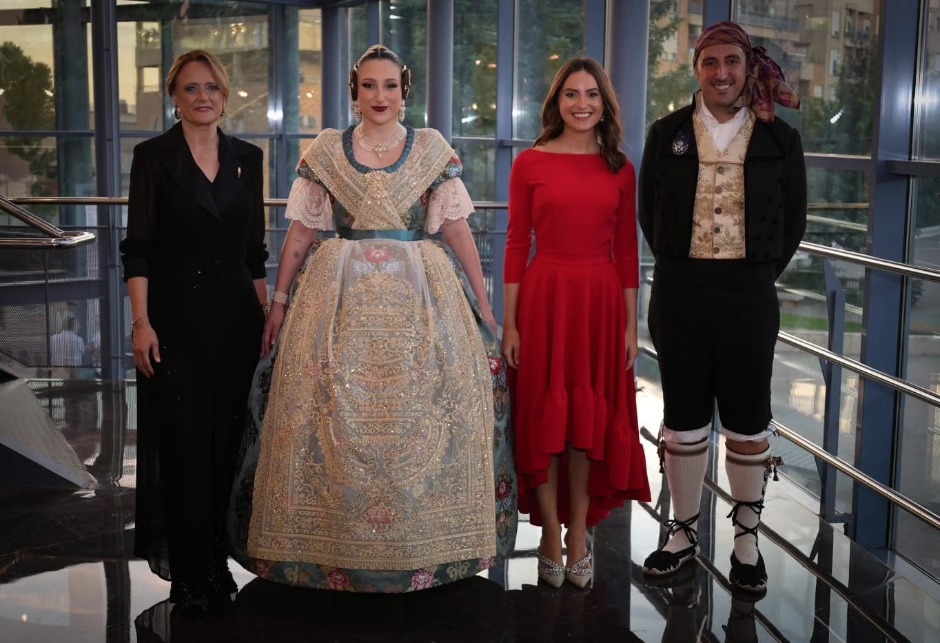 Cuatro personas vestidas con trajes tradicionales en la Exaltación de Andrea Adelantado.