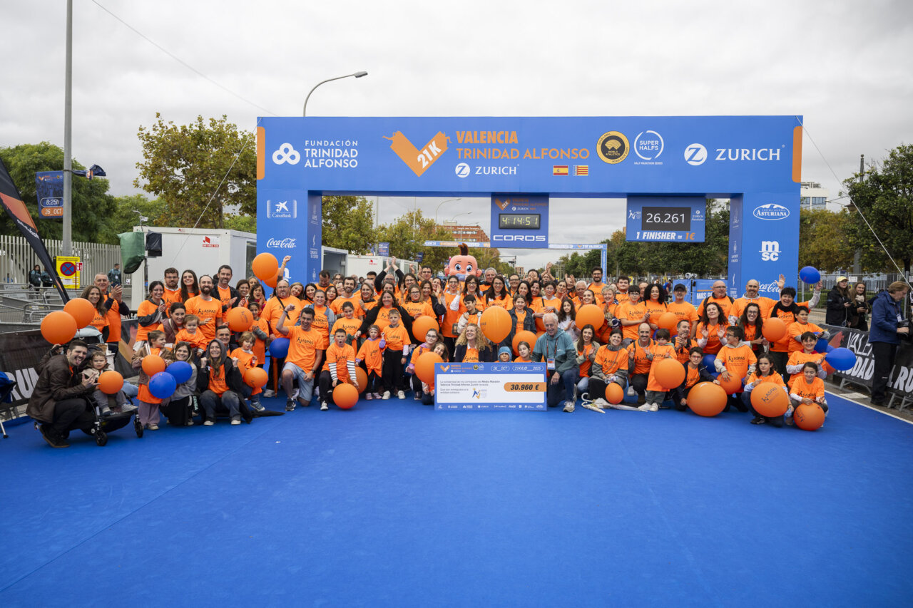 Grupo de personas con camisetas naranjas en el Medio Maratón Valencia