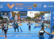 Agnes Ngetich logra la mejor marca del año (1:03:08) en el Medio Maratón Valencia Agnes Ngetich cruzando la meta en el Medio Maratón Valencia