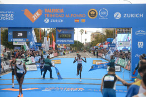 Agnes Ngetich cruzando la meta en el Medio Maratón Valencia