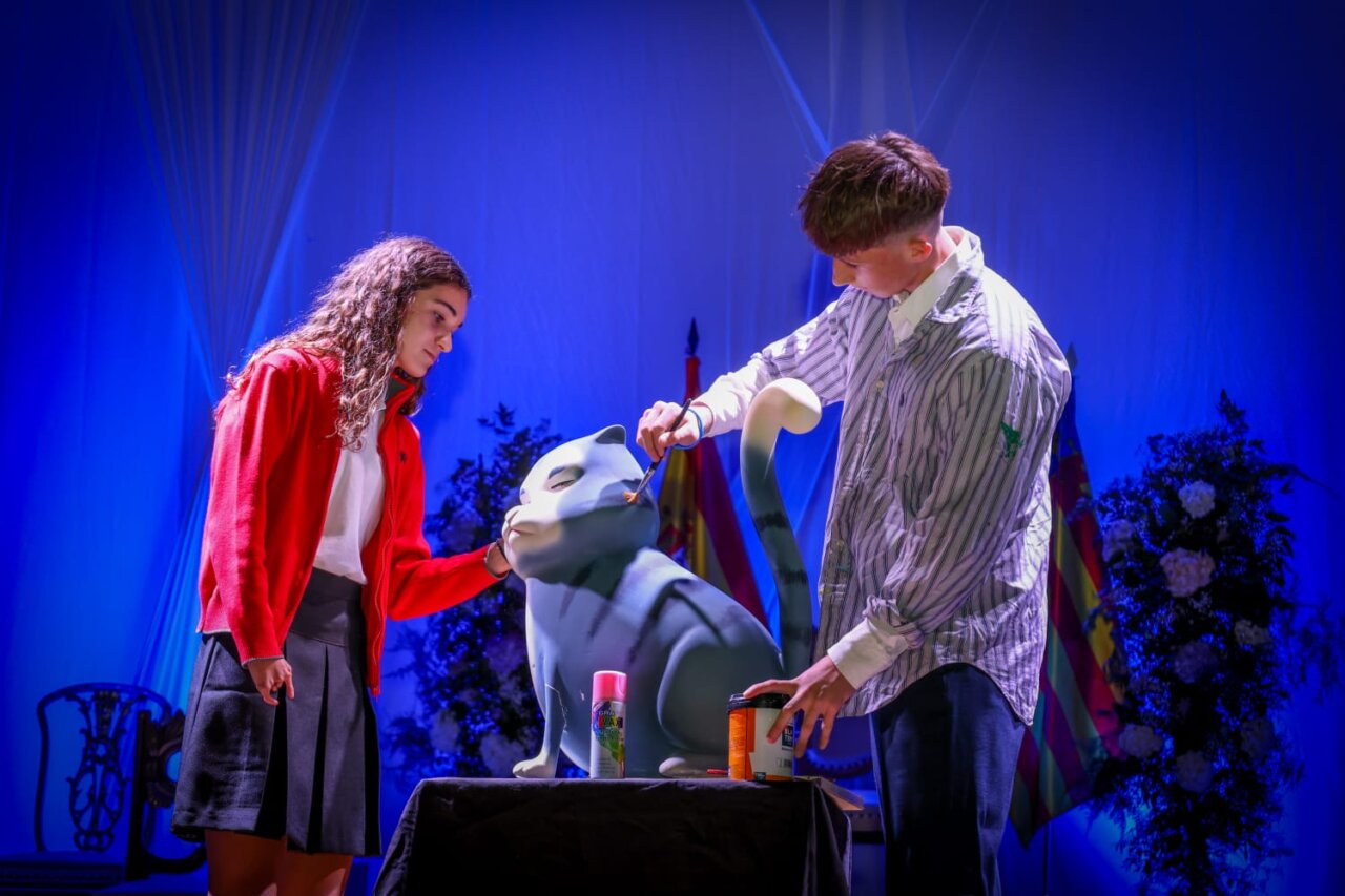 Sara Magán y un joven pintando una figura en el escenario