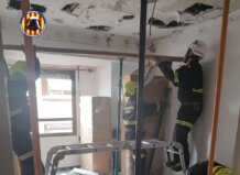 Evacuada una finca en Alfafar tras el derrumbe parcial del techo de una vivienda Derrumbe techo casa Alfafar