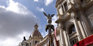 La Reial Senyera ondeando en la celebración del 9 d'Octubre en Valencia