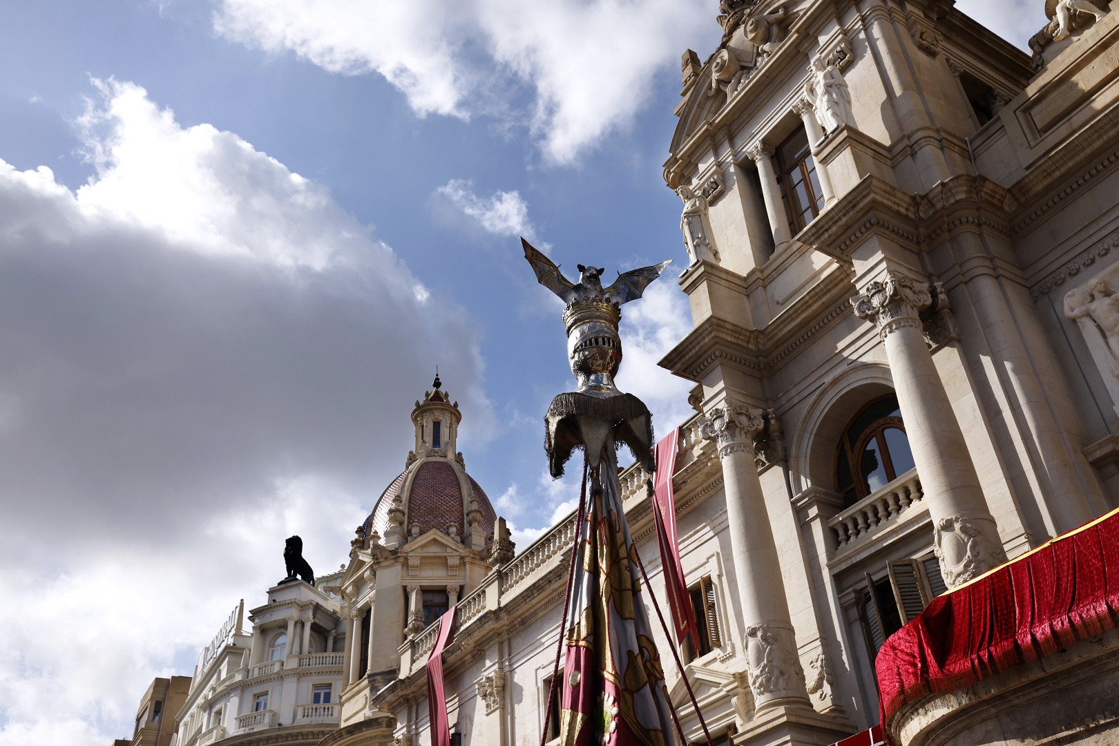 La Reial Senyera ondeando en la celebración del 9 d'Octubre en Valencia