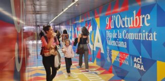 Pasillo decorado en Metrovalencia para el Día de la Comunitat Valenciana