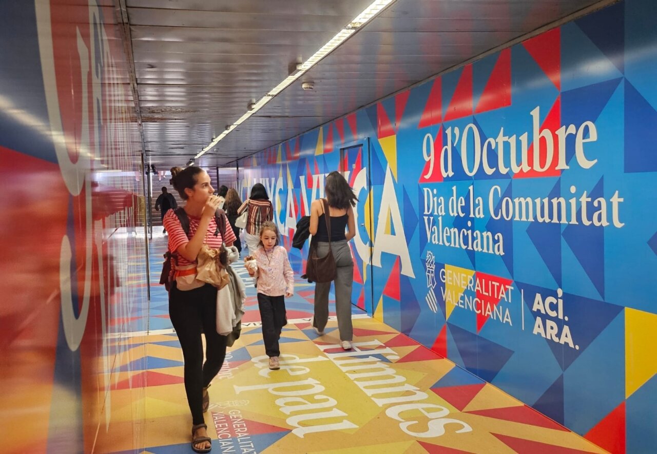 Pasillo decorado en Metrovalencia para el Día de la Comunitat Valenciana