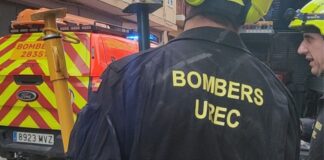 Bomberos trabajando en la evacuación de un edificio en Alfafar
